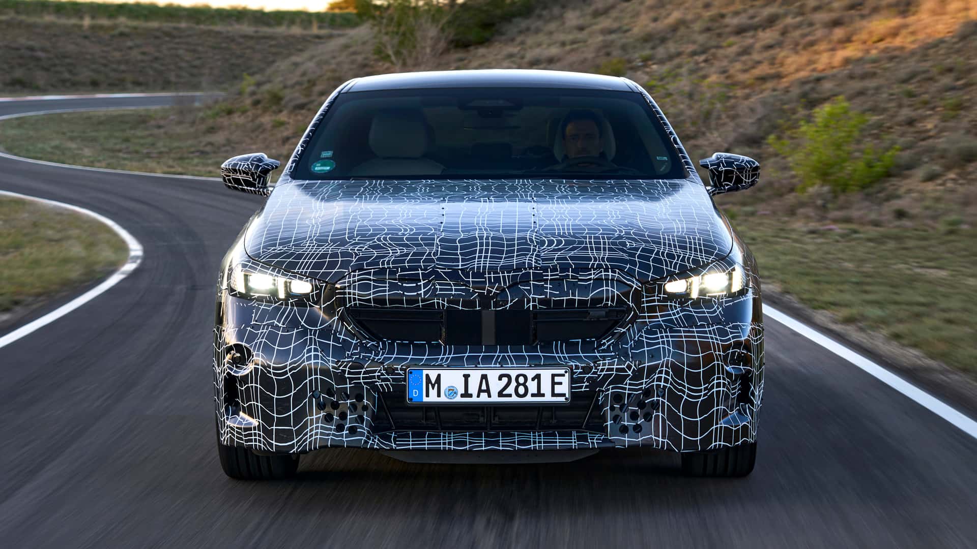 BMW i5 camuflado frente