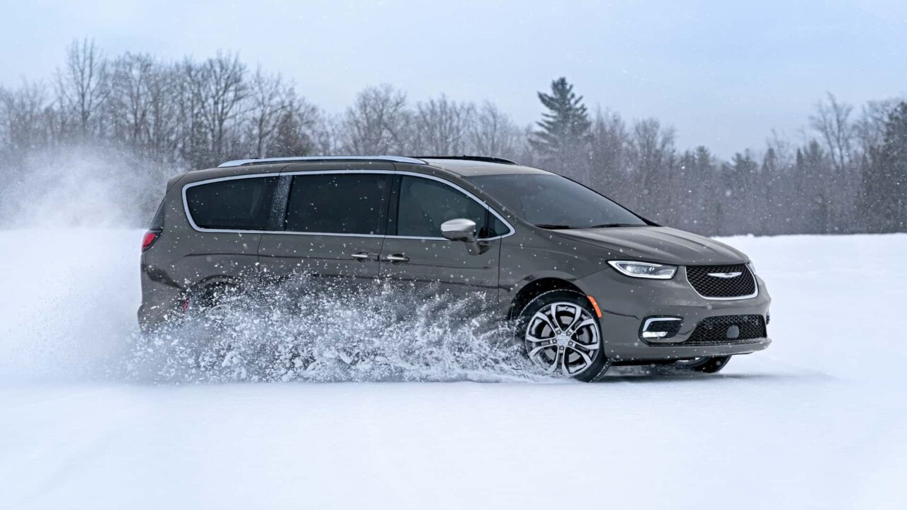 Chrysler Pacifica lateral en nieve