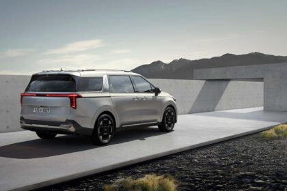 Kia Carnival 2025 por detras