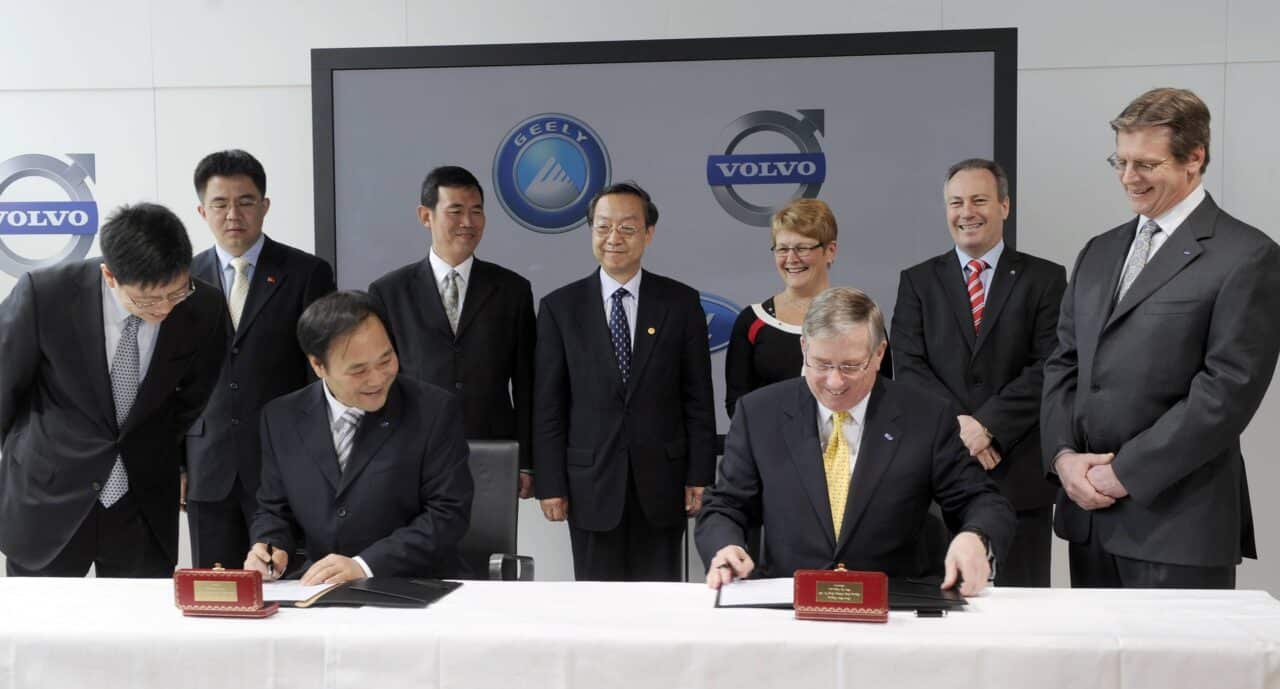 Li Shufu de Propietario de Volvo y Fundador de Geely: Conoce Su Imperio 2 Eric Li (Li Shufu) – izquierda – comprando Volvo. Lewis Booth –derecha-, CFO Ford Motor Company firmando acuerdo. Crédito: Geely