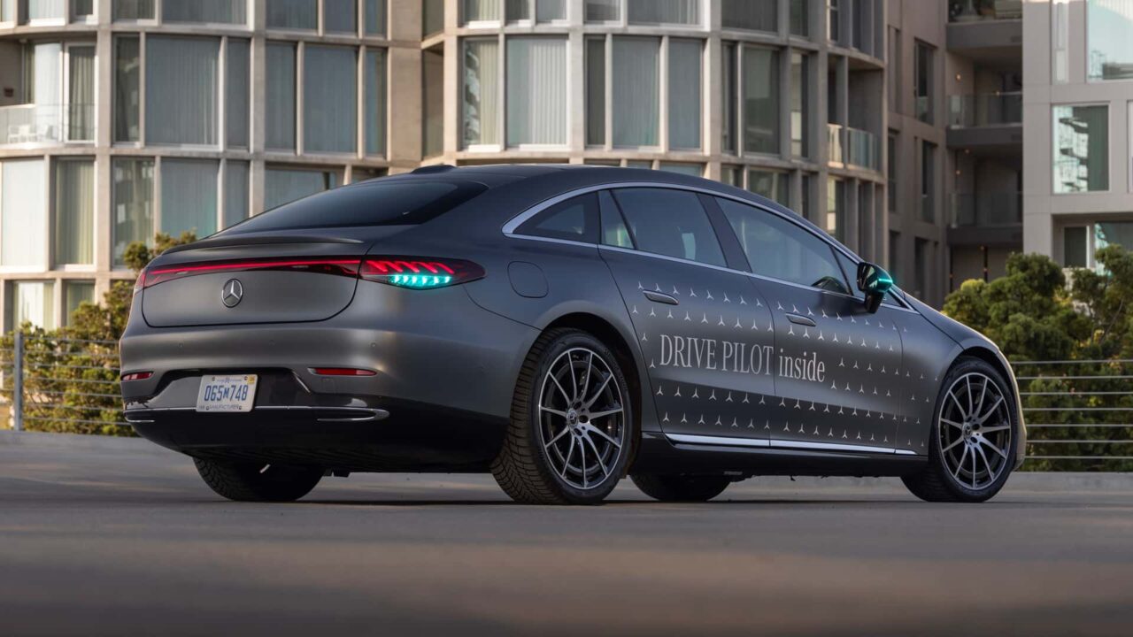 Innovadoras Luces Indicadoras de Conducción Autonoma de Mercedes-Benz: Un Futuro Más Seguro y Eficiente 3 Mercedes Benz Luces por detras