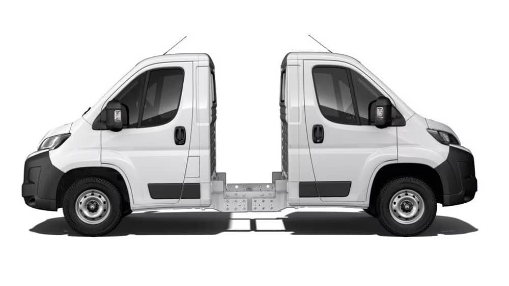 Esta Furgoneta Doble Frontal es Real y es Ingeniosa 2 Citroën Relay Back-to-Back blanca