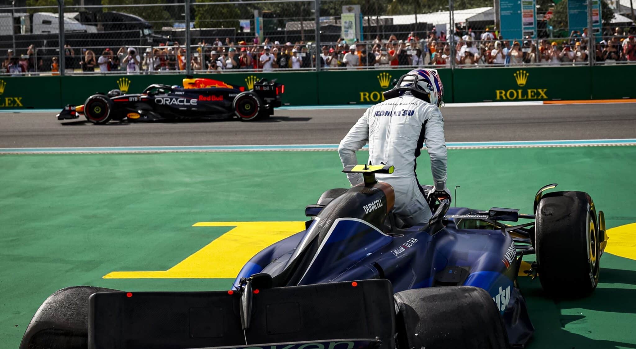 El Gran Fallo del Auto De Seguridad en GP de Miami 2024: ¡Impactante! 2 El gran fallo del coche de seguridad en Miami: ¡Impactante!