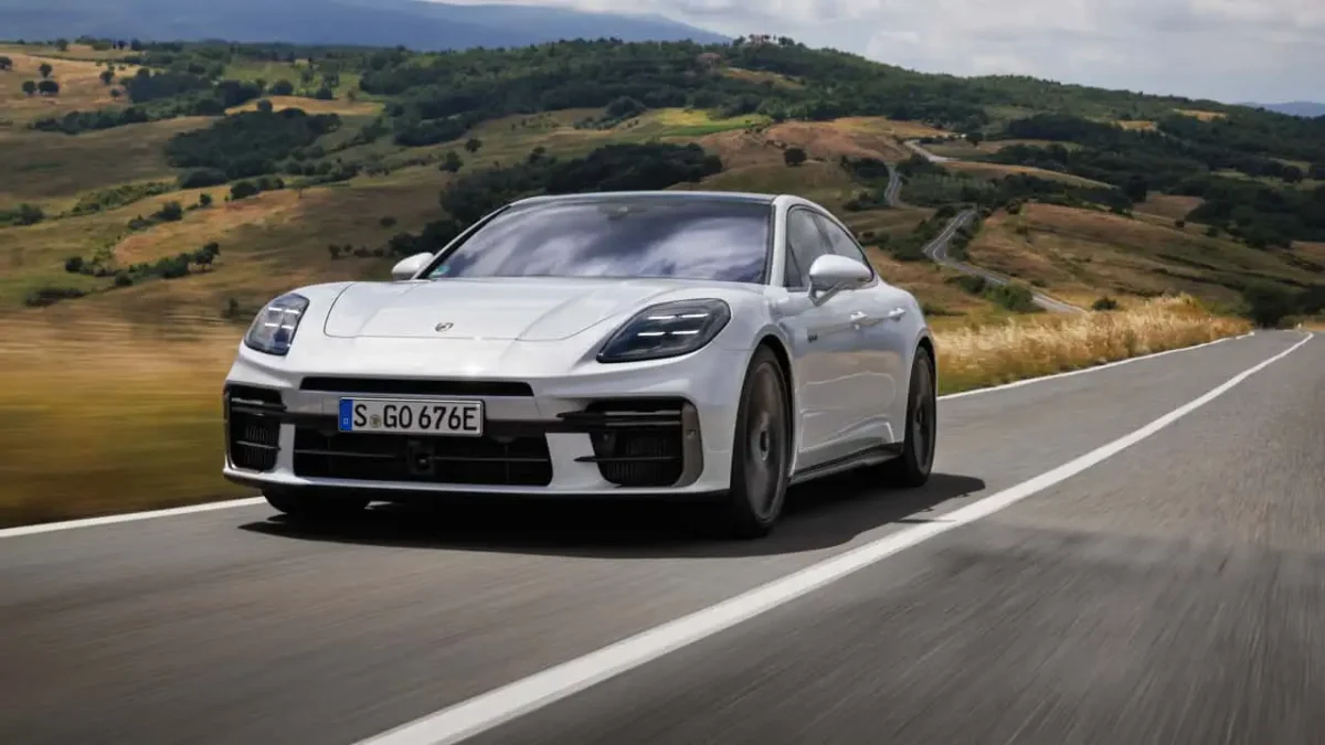 Porsche Panamera Turbo S E-Hybrid 2025 frente