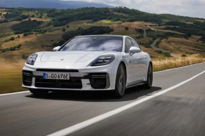 Porsche Panamera Turbo S E-Hybrid 2025 frente