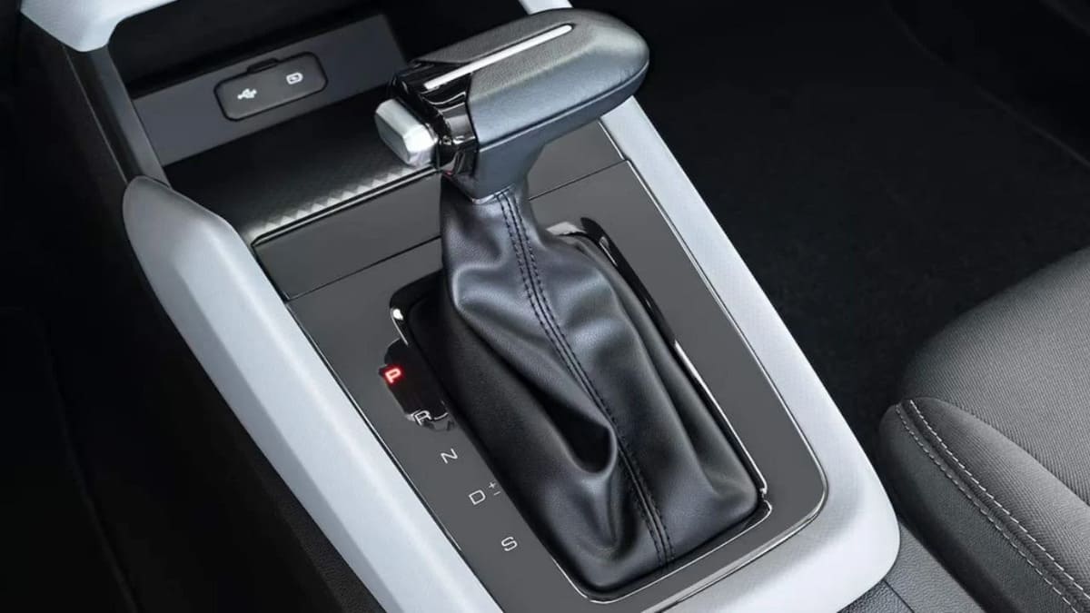 Nuevo Chevrolet Aveo Sedán 2025: Versiones y Precios 4 Chevrolet Aveo Sedán 2025 palanca de cambios