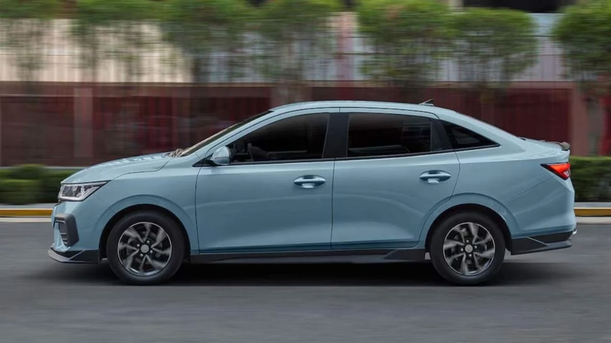 Nuevo Chevrolet Aveo Sedán 2025: Versiones y Precios 2 Chevrolet Aveo Sedán 2025 lateral