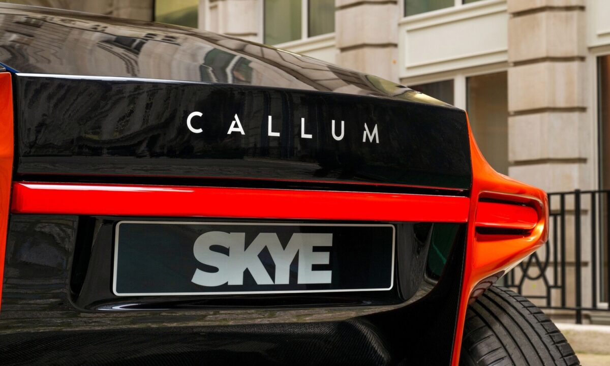 Callum Skye: Lujo, Diseño y Rendimiento en un Vehículo Eléctrico Revolucionario 8 Callum Skye atras
