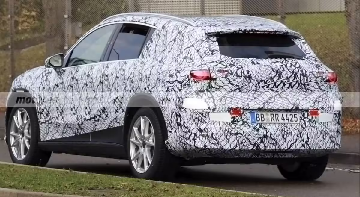 Mercedes-Benz GLA Eléctrico: Todo lo que Sabemos 2 Mercedes-Benz GLA Eléctrico detrás