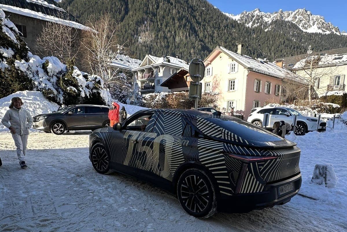 DS Nº8: El Crossover Premium con 750 km de Autonomía Precios y detalles 3 DS Nº8 por detrás