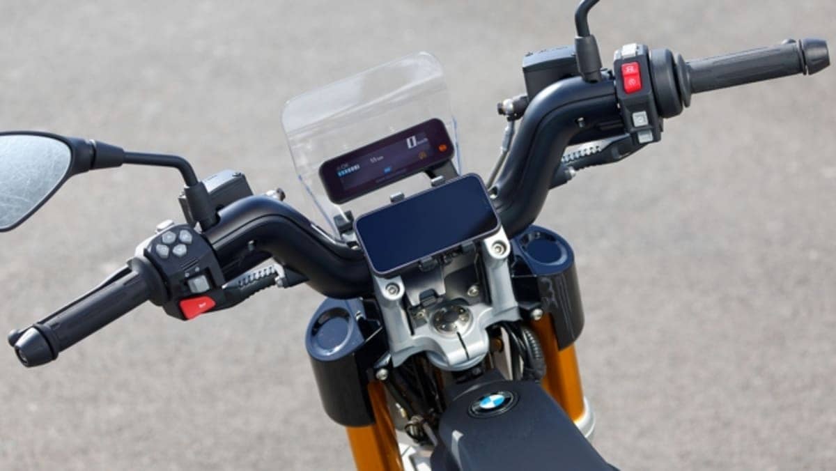 BMW CE 02: La Moto Eléctrica Más Inusual de la Marca Alemana 7 BMW CE 02 cluster
