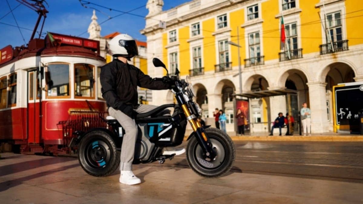 BMW CE 02: La Moto Eléctrica Más Inusual de la Marca Alemana 9 BMW CE 02 lateral