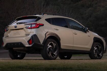 Subaru Crosstrek Híbrido 2025 por detrás