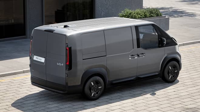 KIA PV5, La Van Eléctrica que Busca Destronar a la VW ID.Buzz 3 KIA PV5 detrás