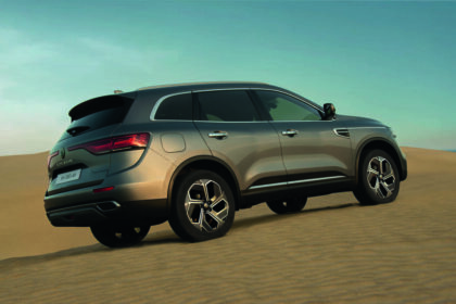 renault koleos 2025 por detrás